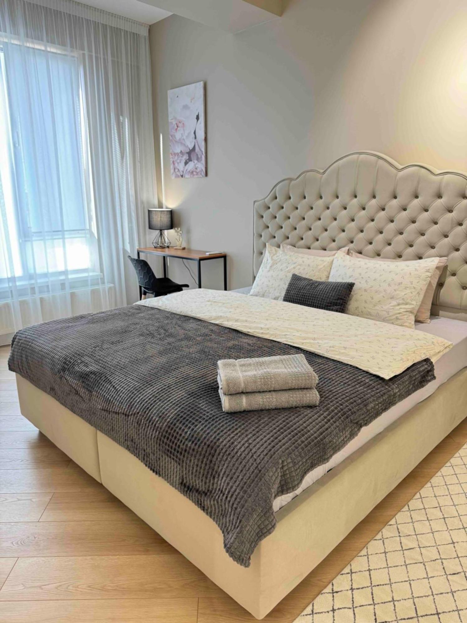 Rentnow Modern Business Apartment With 3 Bedrooms In Centre Chişinău Eksteriør billede